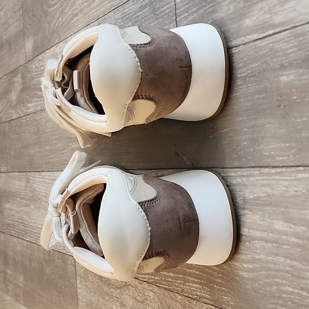 Neutral sneakers - Picture 5 of 6